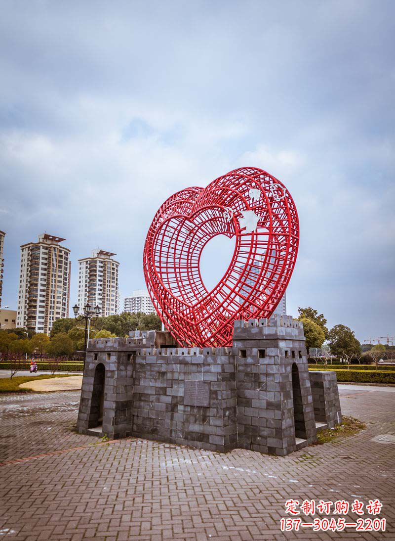 辽阳拥抱和平的心以心型和平鸽雕塑传递心意