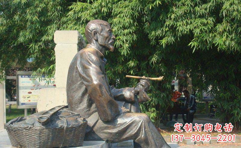 辽阳公园抽袋烟的老人小品铜雕