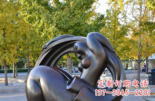 辽阳公园抽象女人人物铜雕