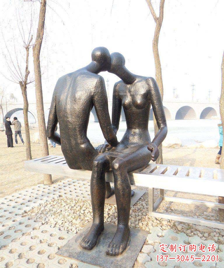 辽阳公园抽象亲吻的情侣景观铜雕