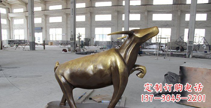 辽阳公园抽象小牛动物铜雕