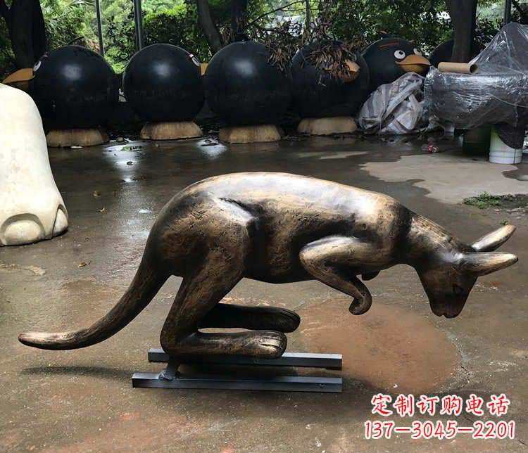 辽阳公园袋鼠动物铜雕