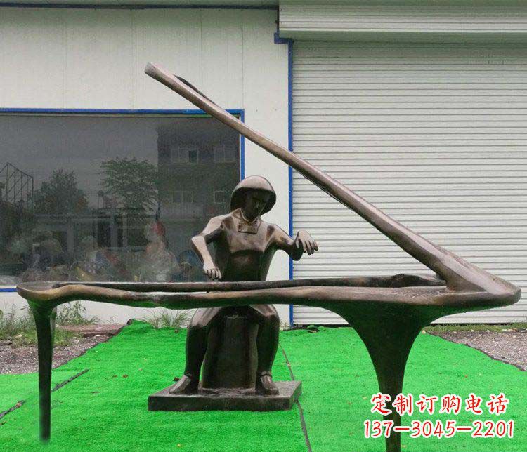 辽阳公园弹钢琴的抽象人物小品铜雕