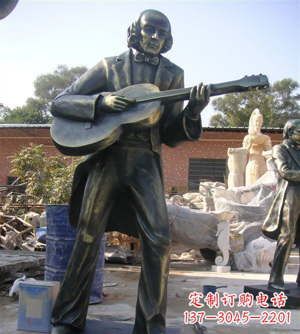 辽阳公园弹吉他的西方男人人物铜雕