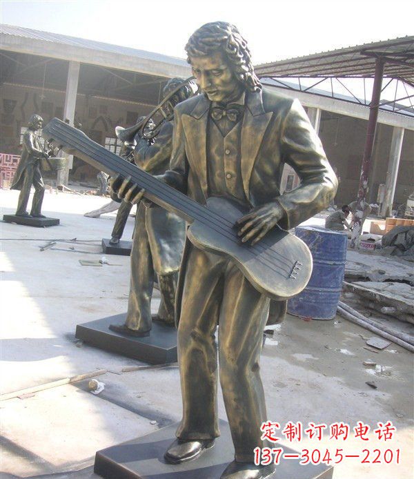 辽阳公园弹吉他的西方人物铜雕