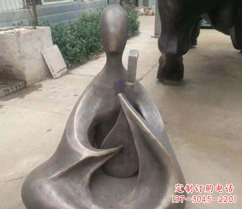 辽阳抽象景观弹琵琶铜雕