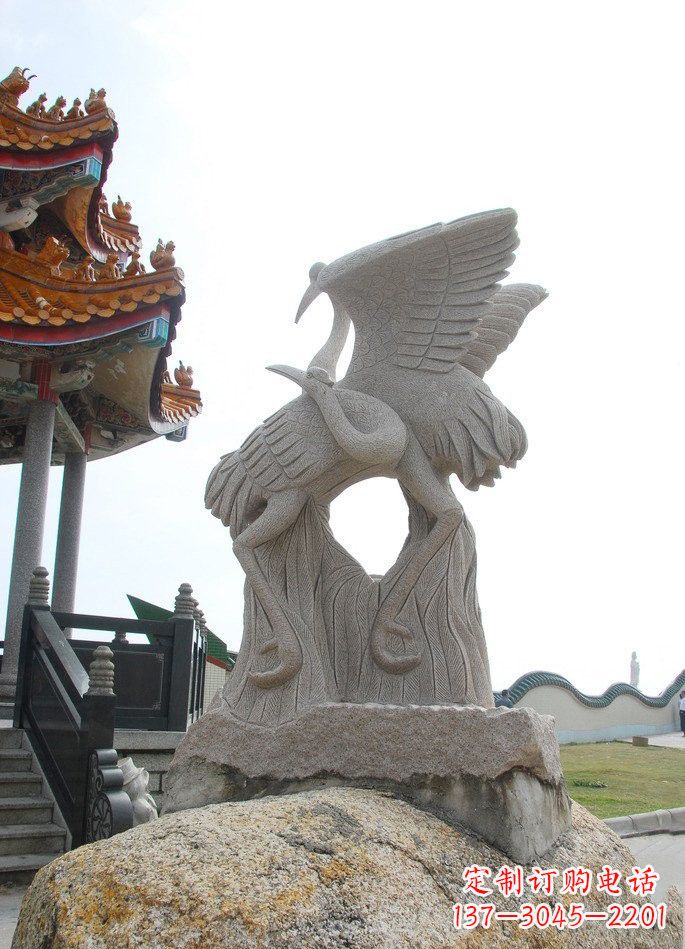 辽阳高雅优美的公园动物大理石仙鹤雕塑