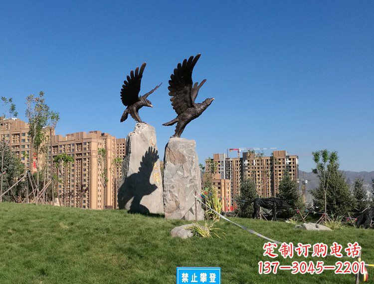 辽阳公园动物老鹰铜雕