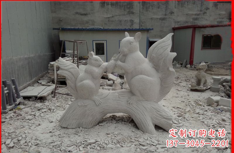 辽阳公园动物母子松鼠石雕