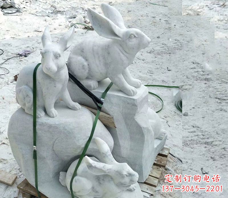 辽阳公园动物兔子雕塑