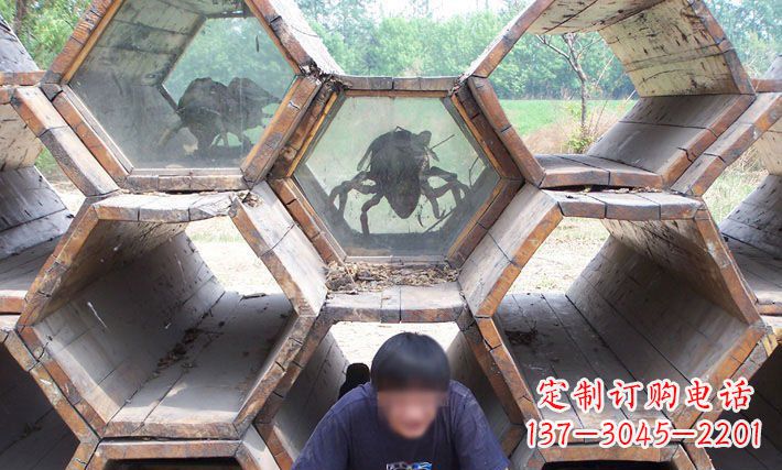 辽阳公园蜂巢里的蜜蜂动物铜雕