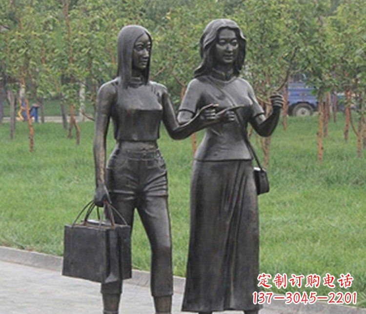 辽阳公园逛街女性人物铜雕塑