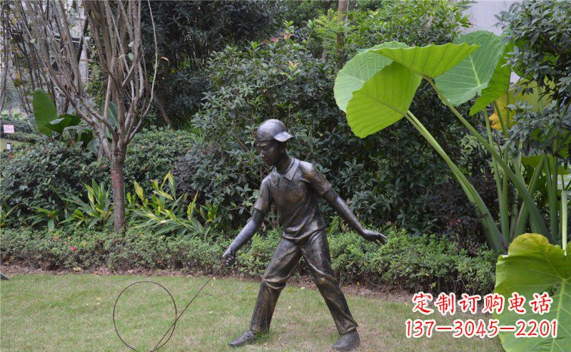 辽阳铜雕“小男孩滚铁环”