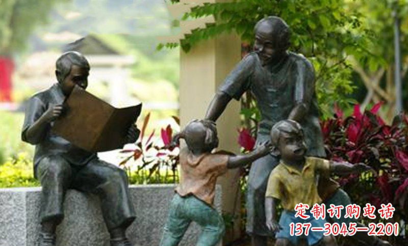 辽阳爷爷陪伴小孩的铜雕