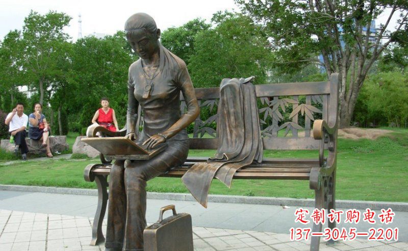 辽阳把童真雕刻在铜雕中——女孩雕塑