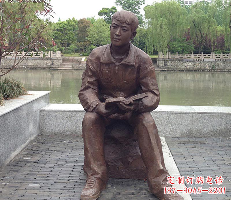 辽阳公园看书的男人铜雕