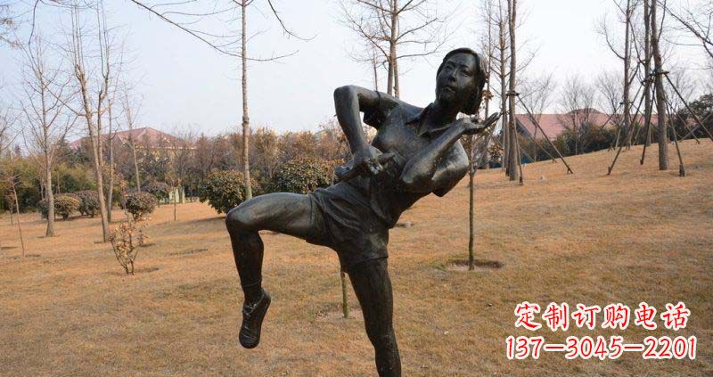 辽阳优雅美丽,练武女孩铜雕