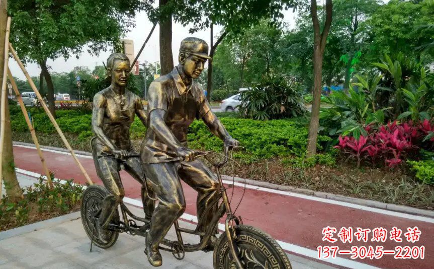 辽阳公园两人骑自行车铜雕