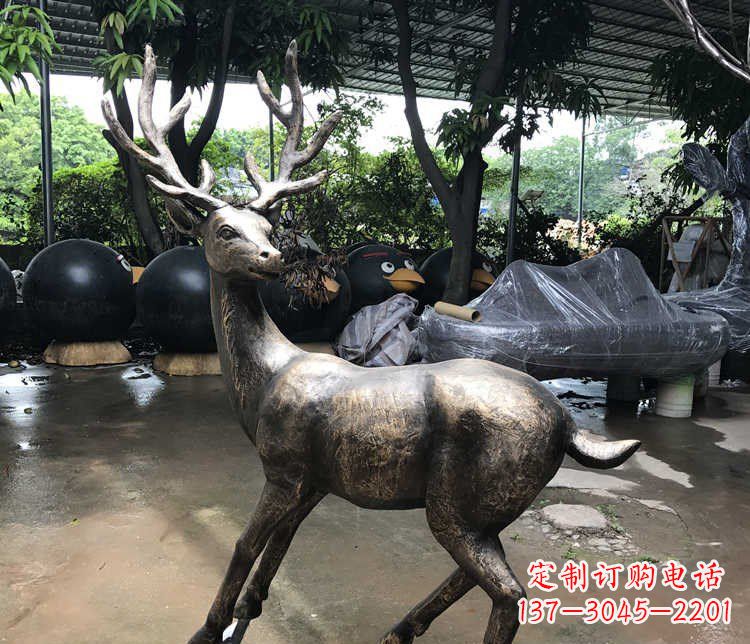 辽阳静谧的梅花鹿铜雕