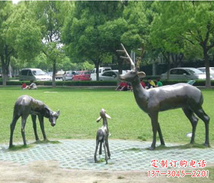 辽阳公园梅花鹿一家三口铜雕