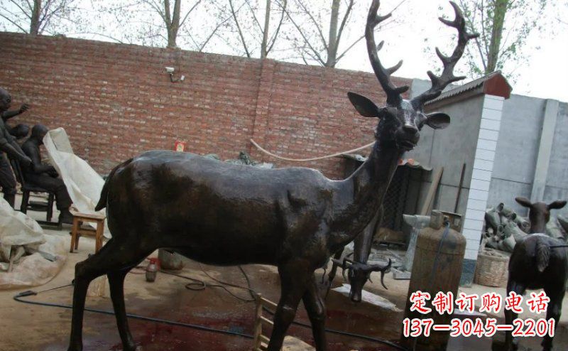 辽阳公园梅花鹿小鹿动物铜雕