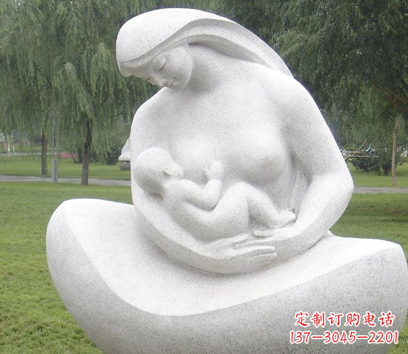 辽阳公园母亲喂奶石雕