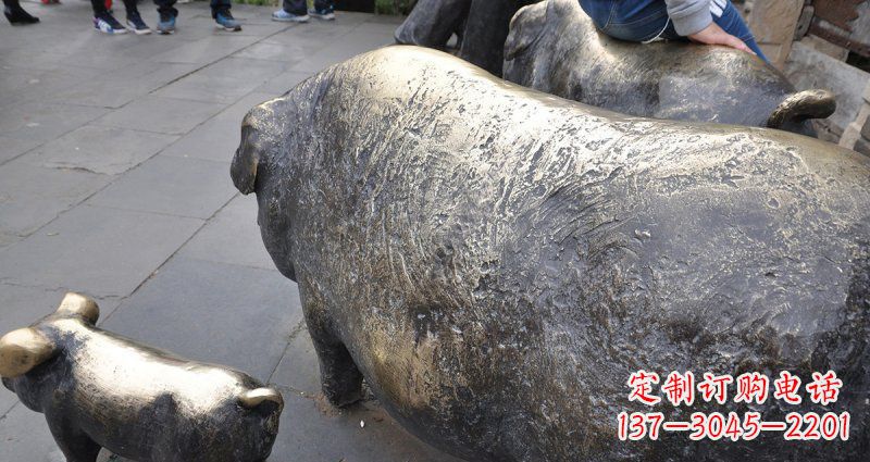 辽阳公园母子猪动物铜雕