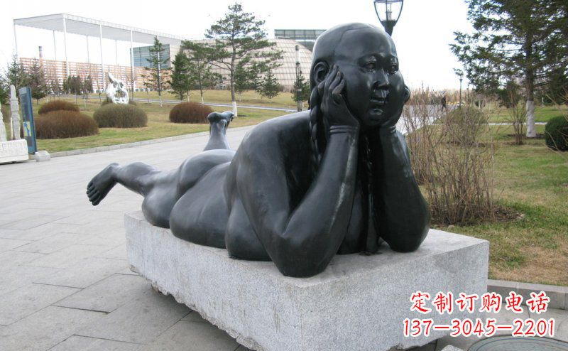 辽阳趴着的胖女孩铜雕塑
