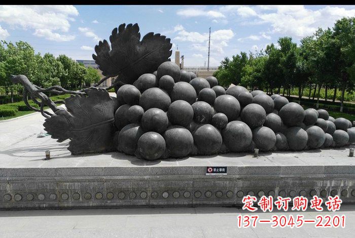 辽阳美轮美奂的葡萄铜雕塑