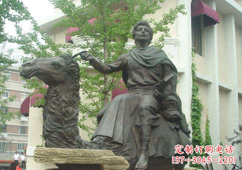 辽阳公园骑骆驼的西方人物景观铜雕