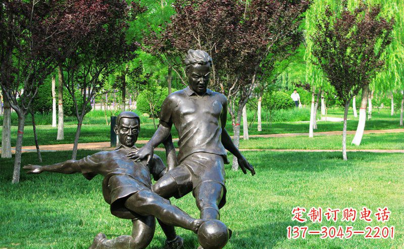 辽阳公园踢足球的人物铜雕 (2)
