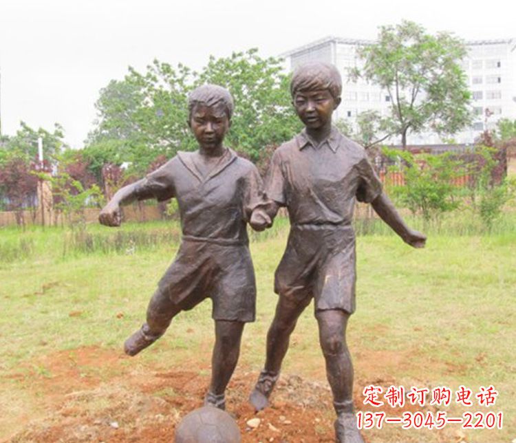 辽阳公园踢足球儿童铜雕