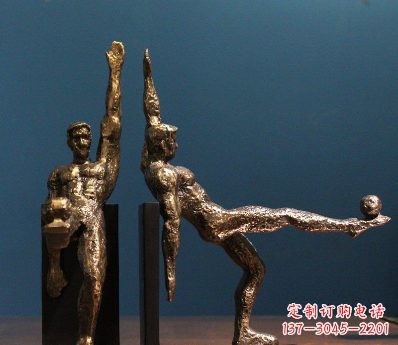 辽阳公园踢足球人物铜雕