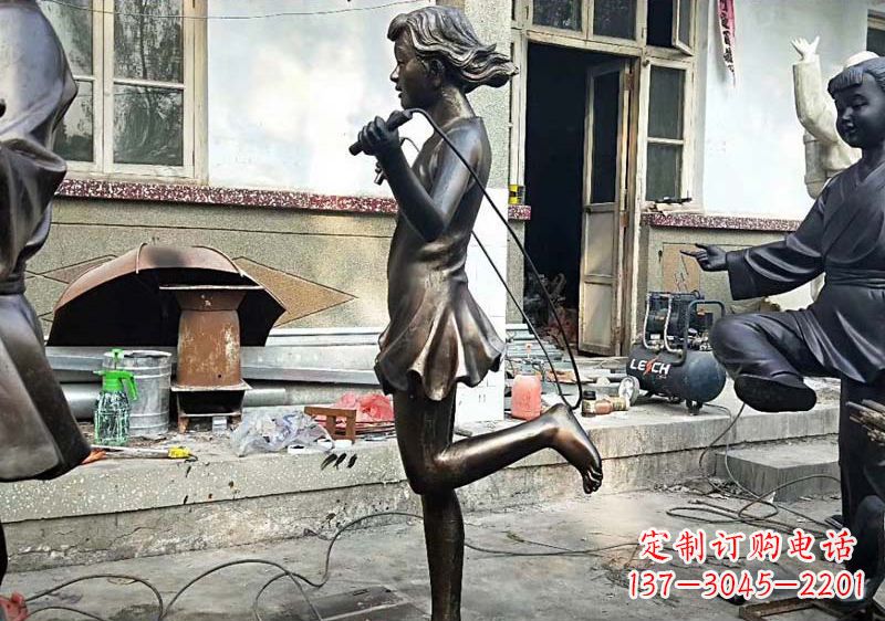 辽阳公园跳绳小女孩铜雕