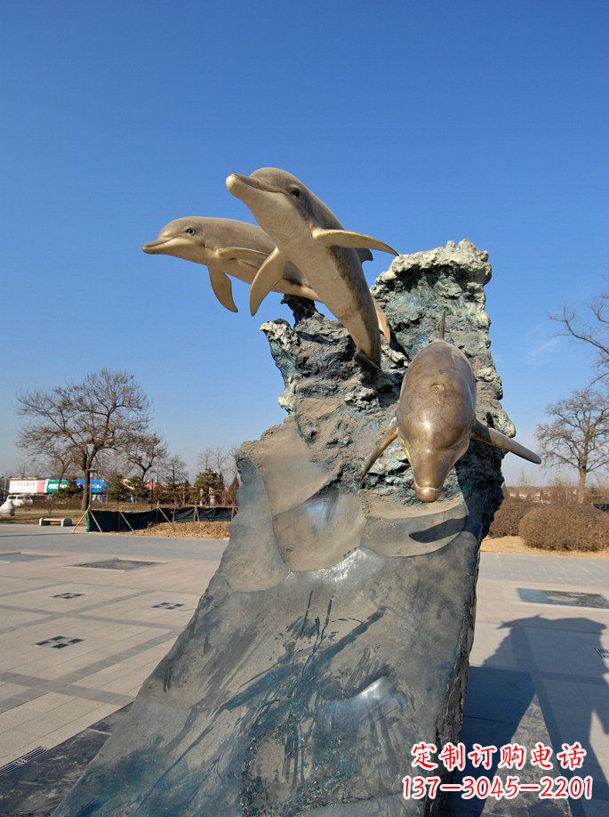 辽阳公园跳水的海豚景观雕塑