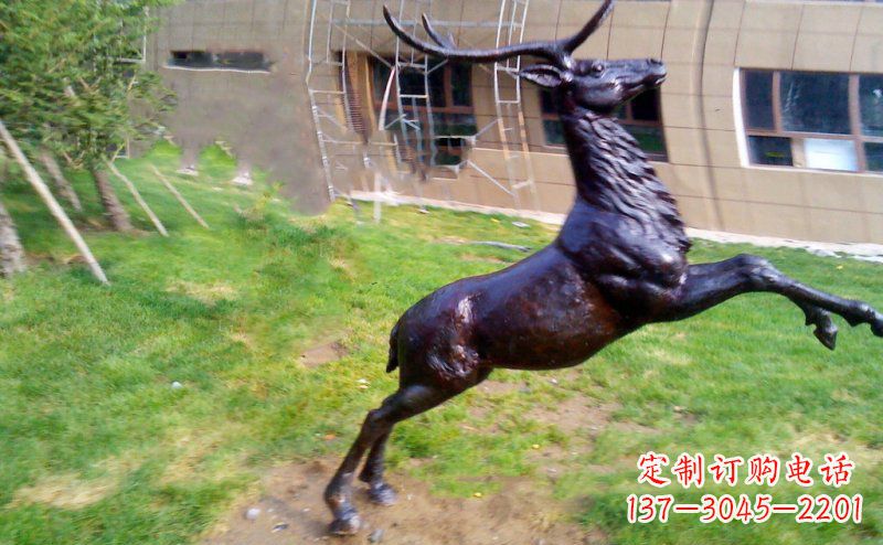 辽阳公园跳跃的鹿动物铜雕