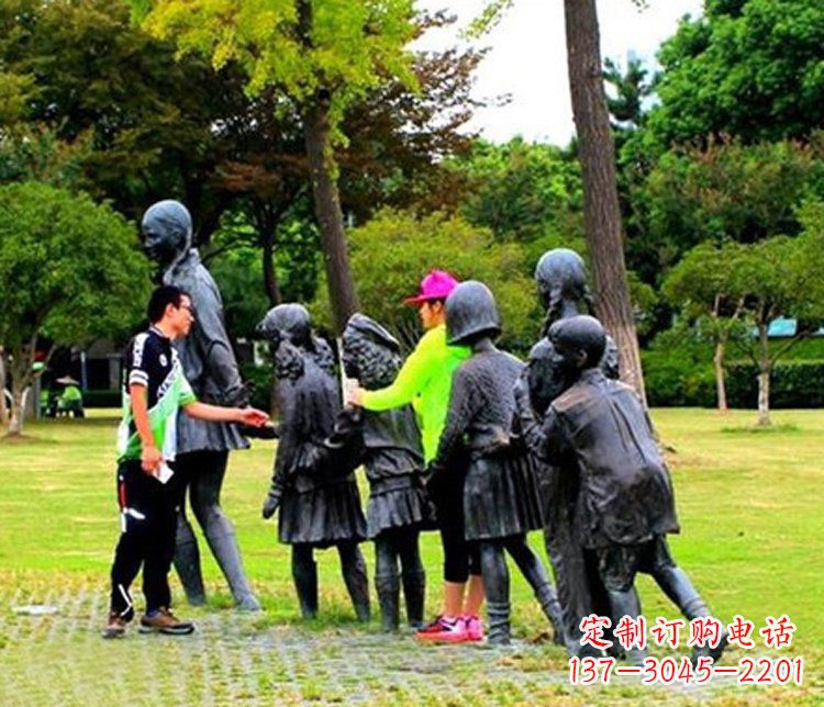辽阳公园铜雕老鹰抓小鸡人物雕塑
