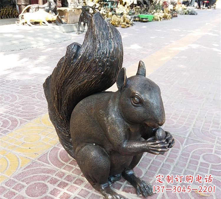 辽阳公园铜雕松鼠