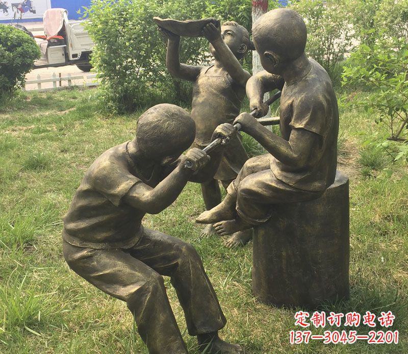 辽阳公园玩水的儿童铜雕