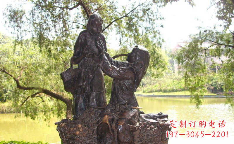 辽阳温馨铜雕公园里喂母亲吃荔枝的女孩