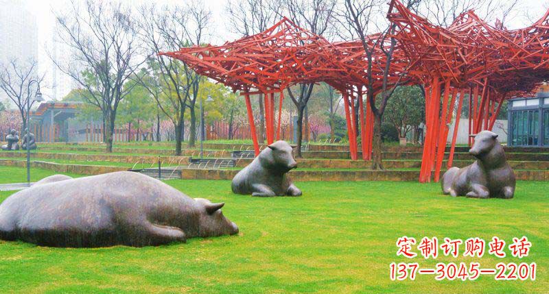 辽阳公园卧着的抽象牛动物铜雕