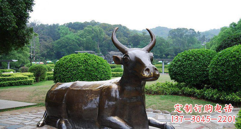 辽阳公园卧着的牛动物铜雕 (2)