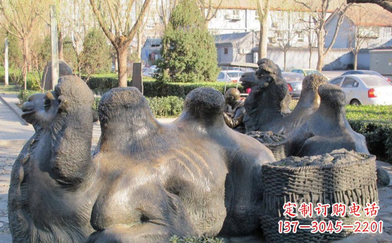 辽阳公园卧着的骆驼动物铜雕