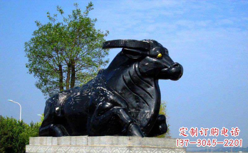 辽阳公园卧着的牛动物铜雕