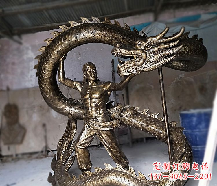 辽阳公园舞龙的人物铜雕