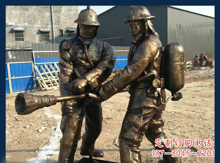 辽阳以消防员为原型的铜雕塑