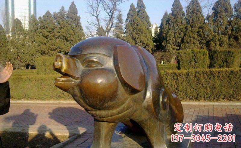 辽阳公园猪动物铜雕