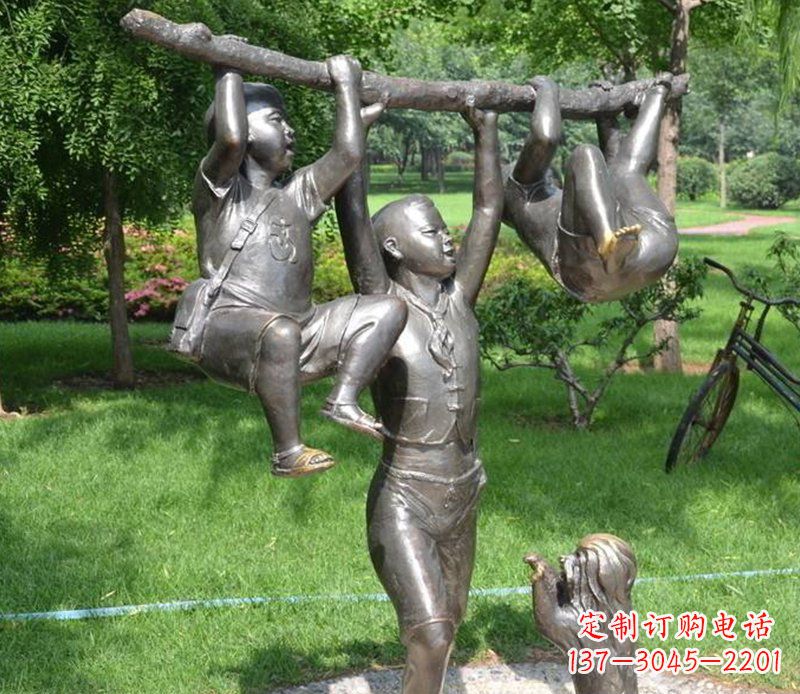 辽阳捉着树枝玩耍的小孩铜雕