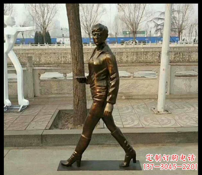 辽阳公园走路的女孩铜雕