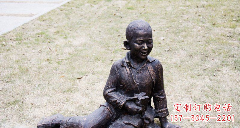 辽阳公园坐在地上的小孩景观铜雕